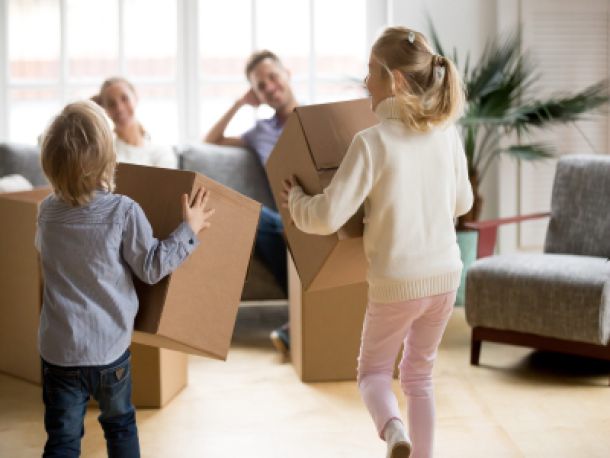 Kinder freuen sich auf den gemeinsamen Familienumzug.